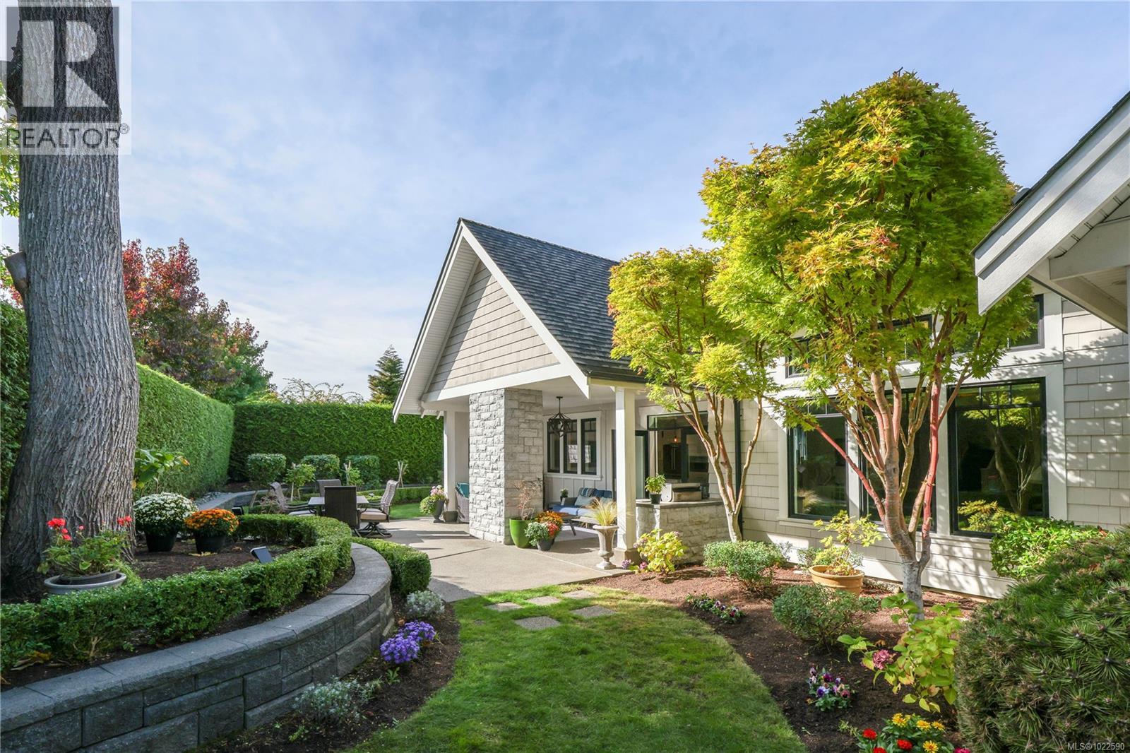 992 Bluffs Dr, Qualicum Beach