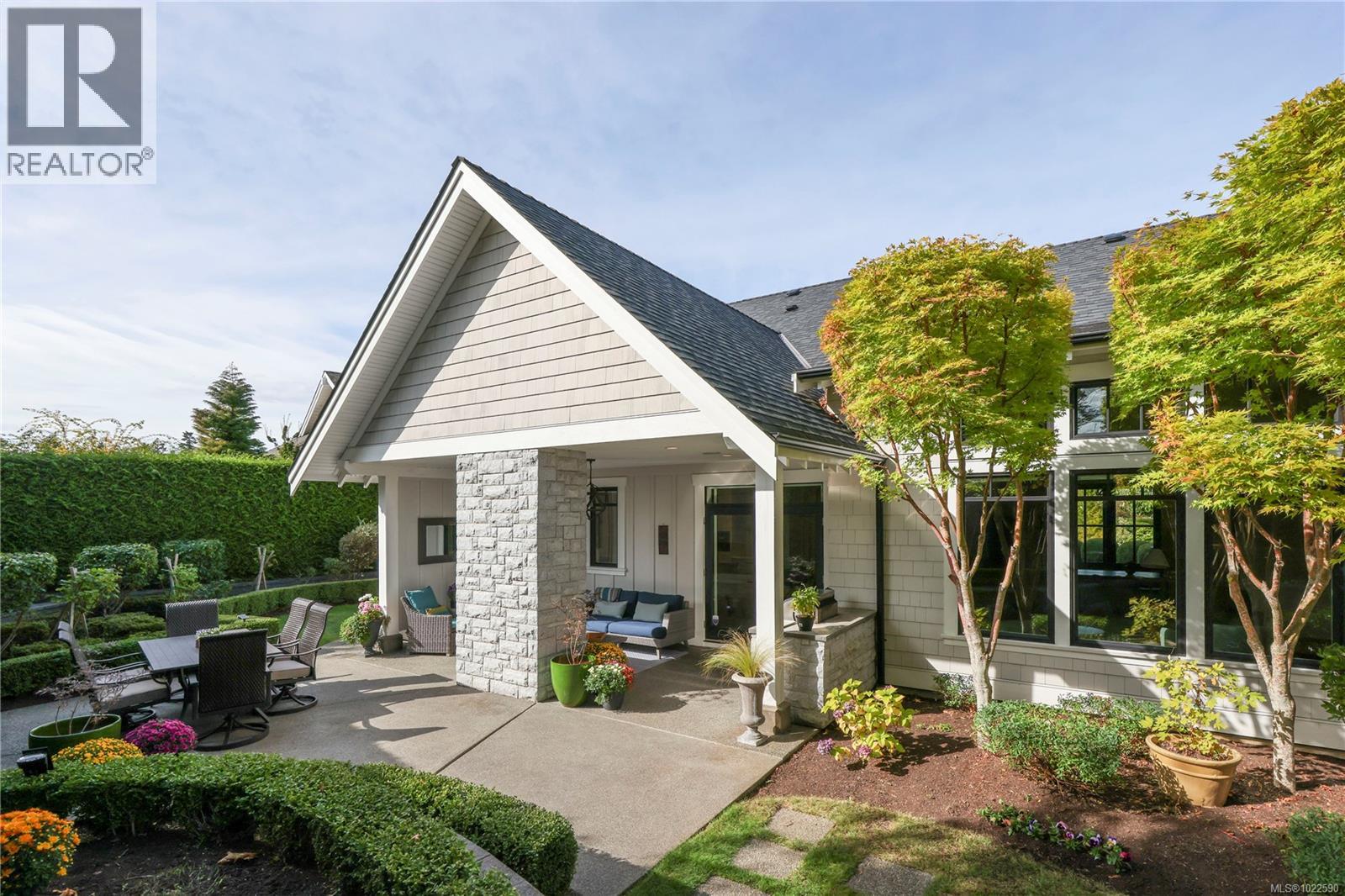 992 Bluffs Dr, Qualicum Beach