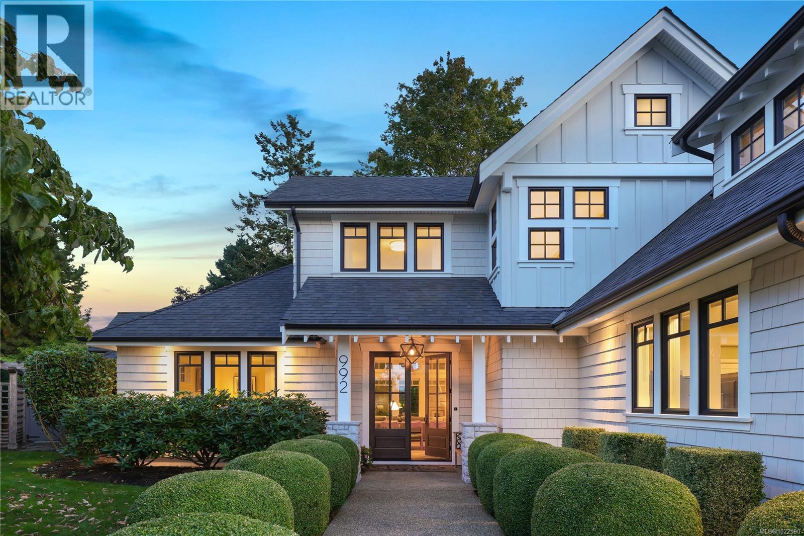 992 Bluffs Dr, Qualicum Beach