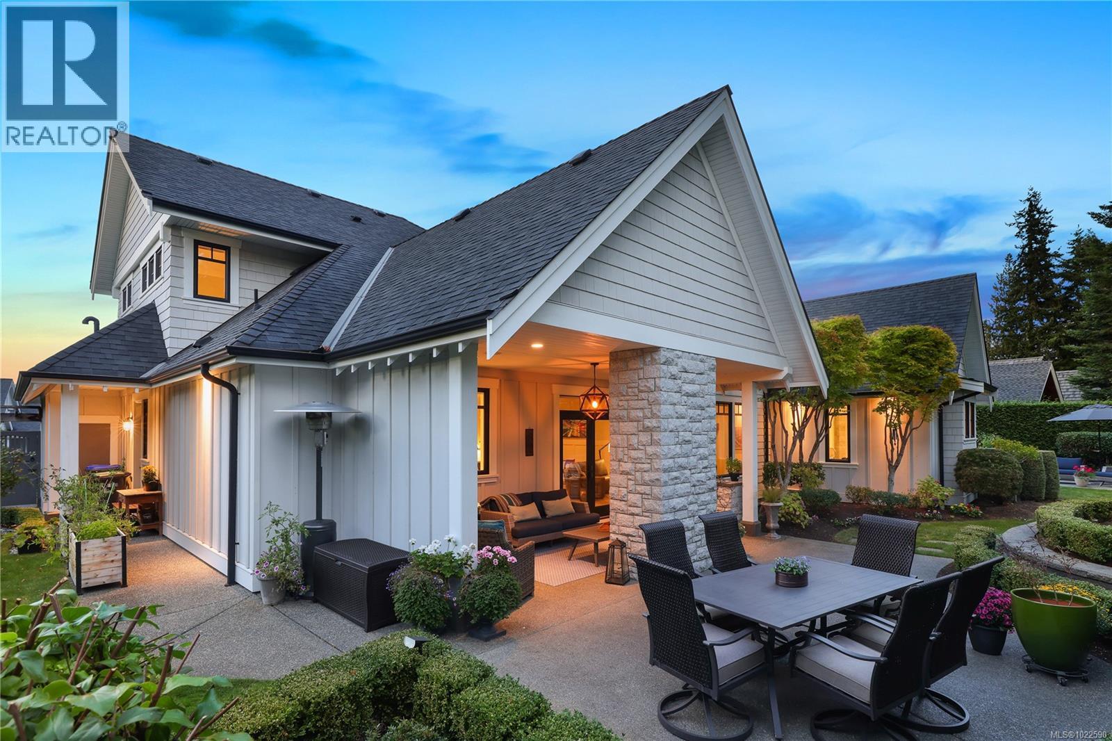 992 Bluffs Dr, Qualicum Beach