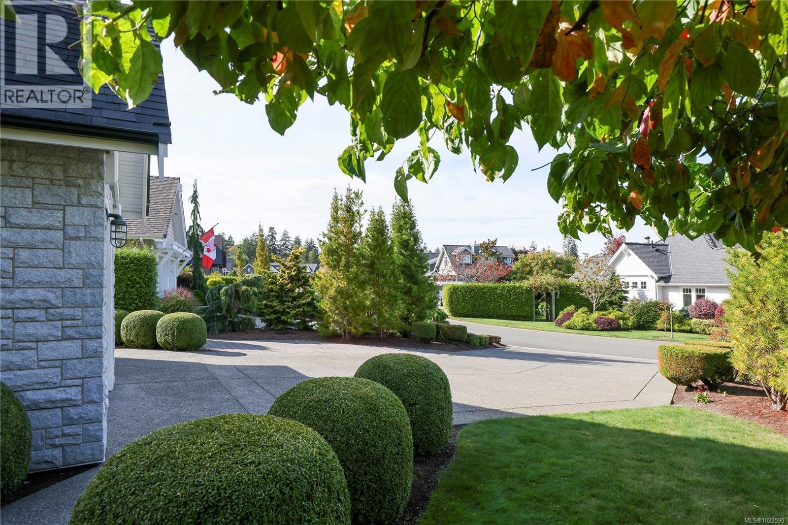 992 Bluffs Dr, Qualicum Beach