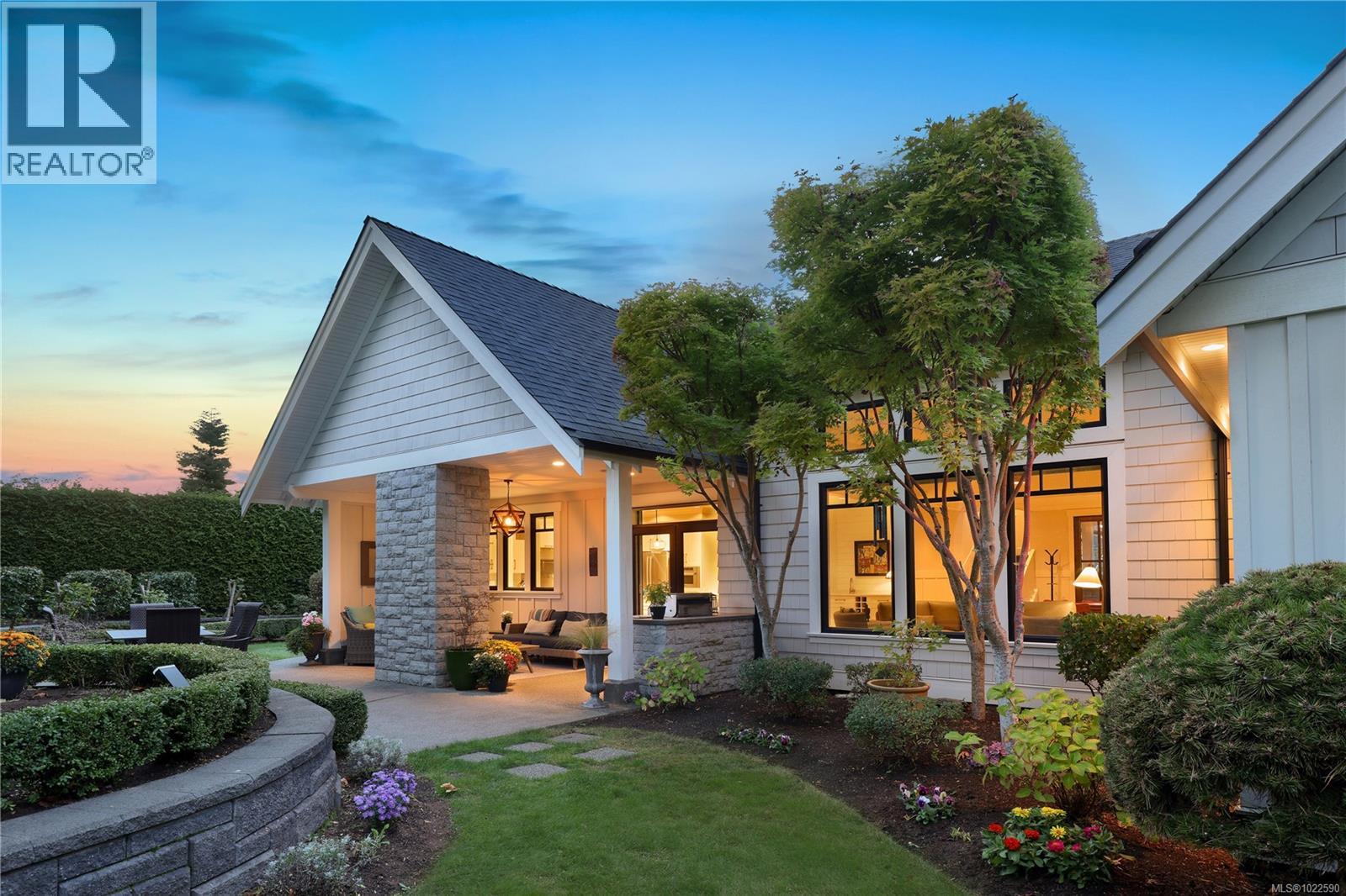 992 Bluffs Dr, Qualicum Beach