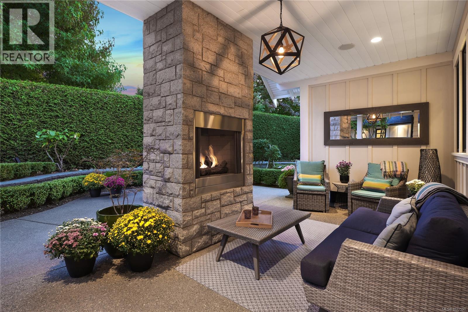 992 Bluffs Dr, Qualicum Beach