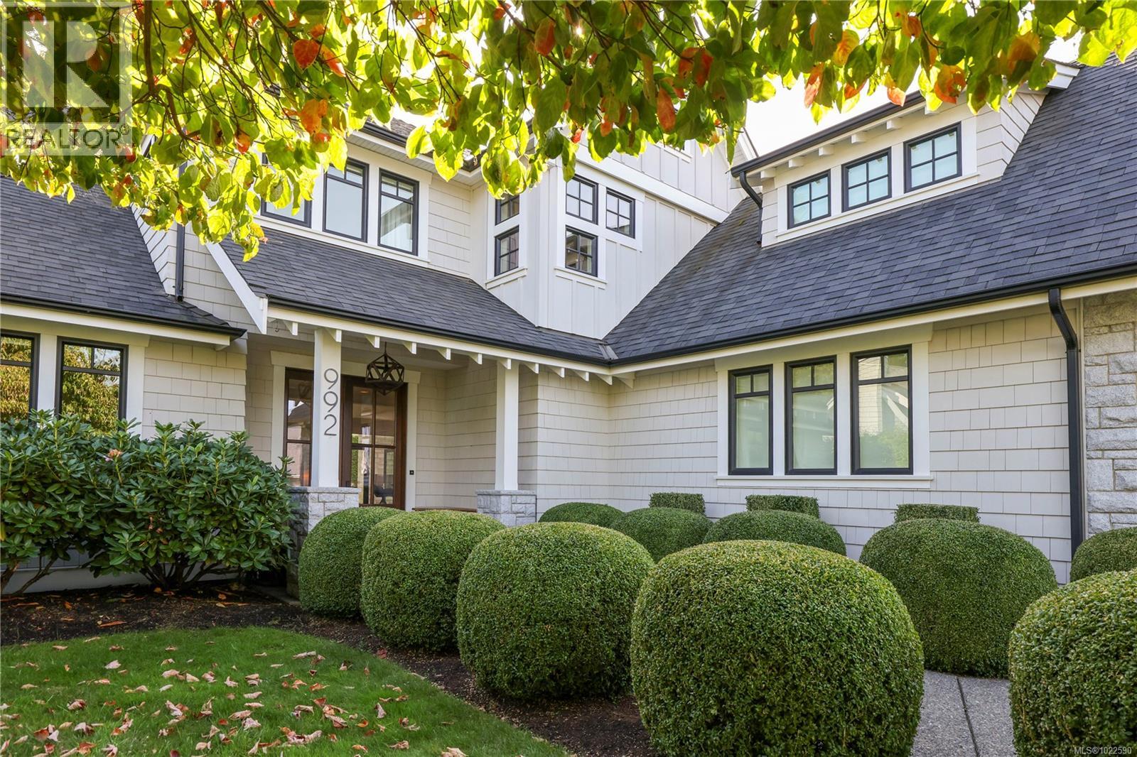 992 Bluffs Dr, Qualicum Beach