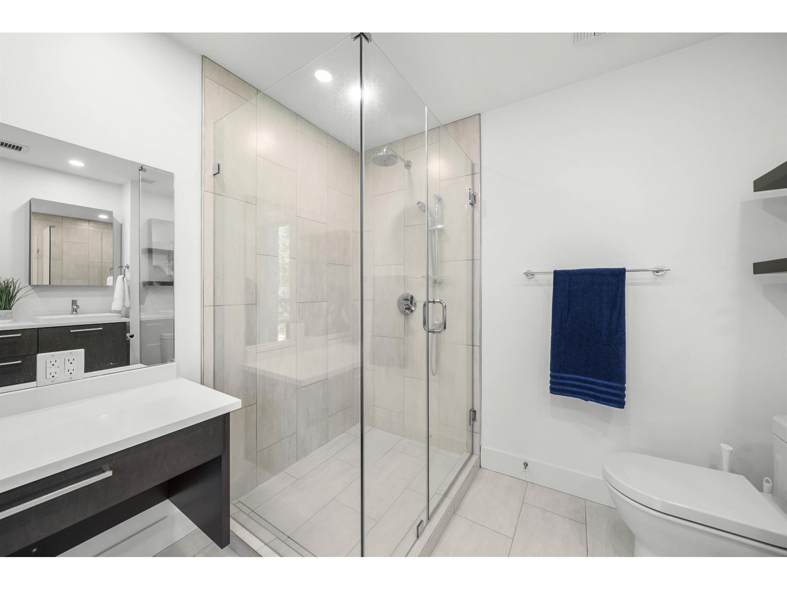 301 15445 VINE AVENUE, Surrey