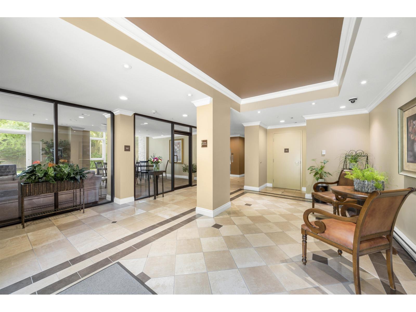 301 15445 VINE AVENUE, Surrey