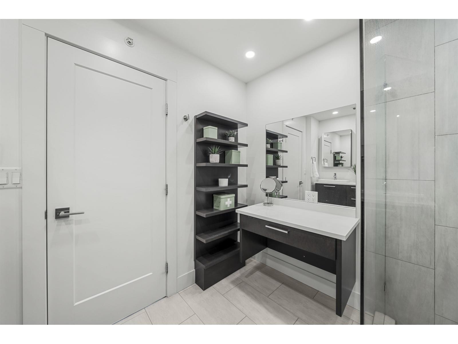 301 15445 VINE AVENUE, Surrey