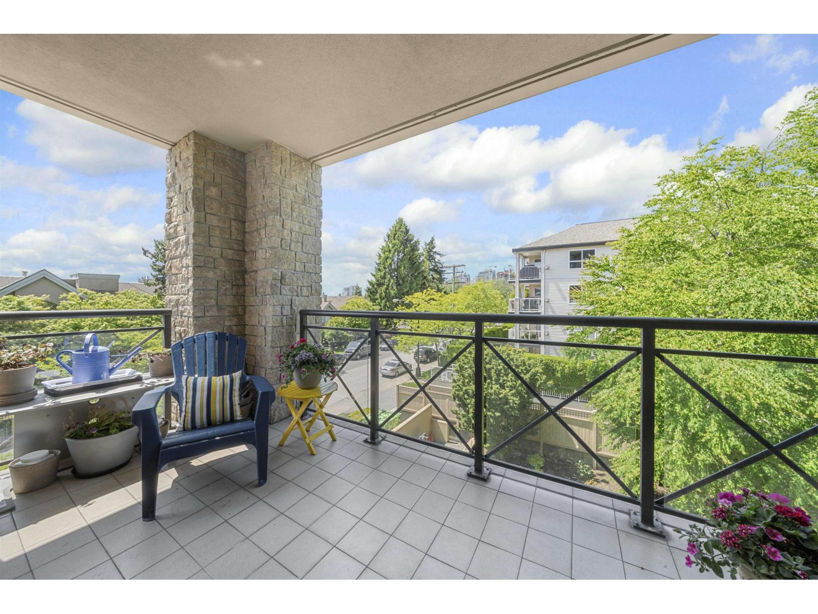 301 15445 VINE AVENUE, Surrey