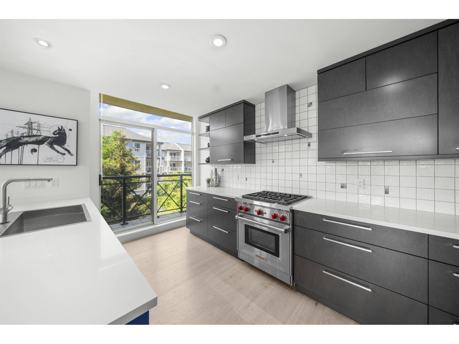 301 15445 VINE AVENUE, Surrey