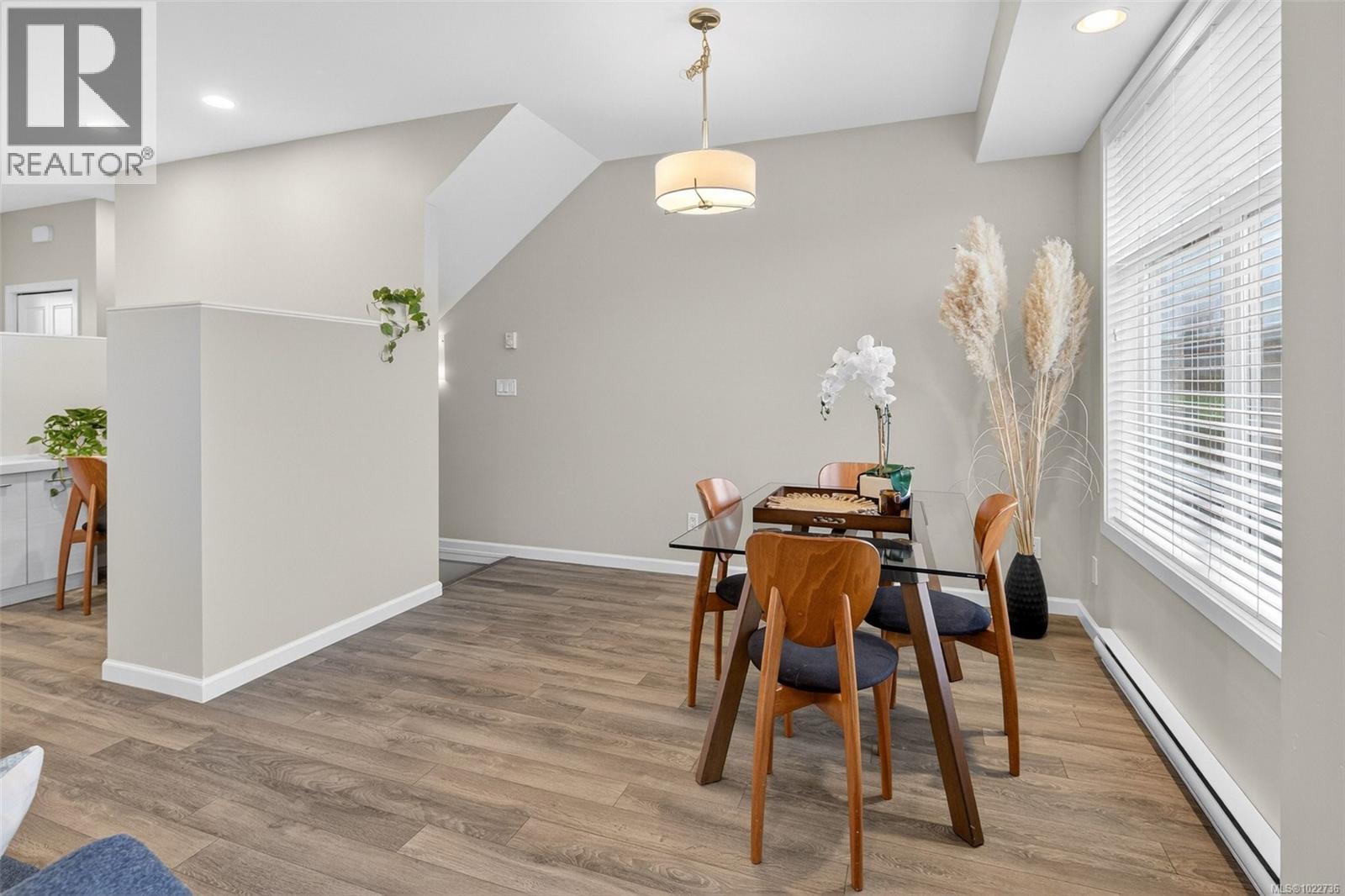 13 3356 Whittier Ave, Saanich