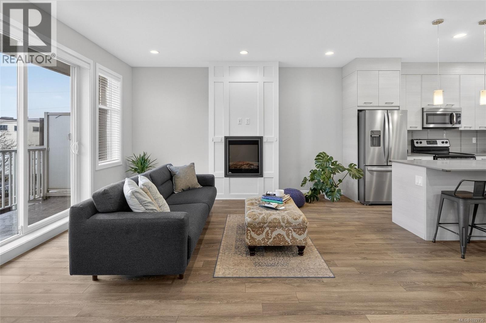 13 3356 Whittier Ave, Saanich