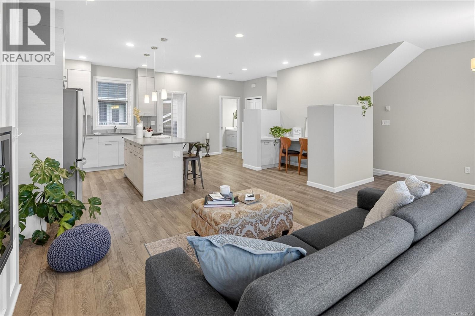 13 3356 Whittier Ave, Saanich