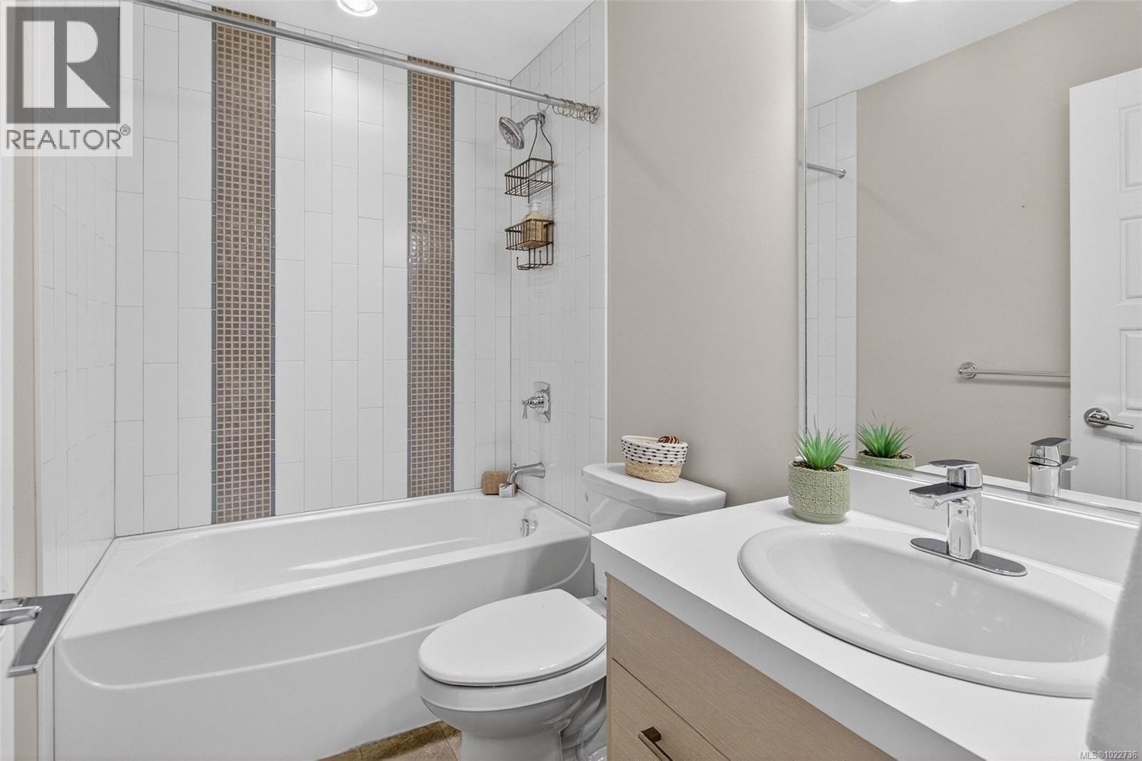 13 3356 Whittier Ave, Saanich