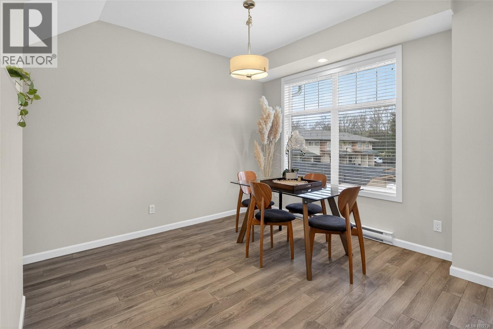 13 3356 Whittier Ave, Saanich