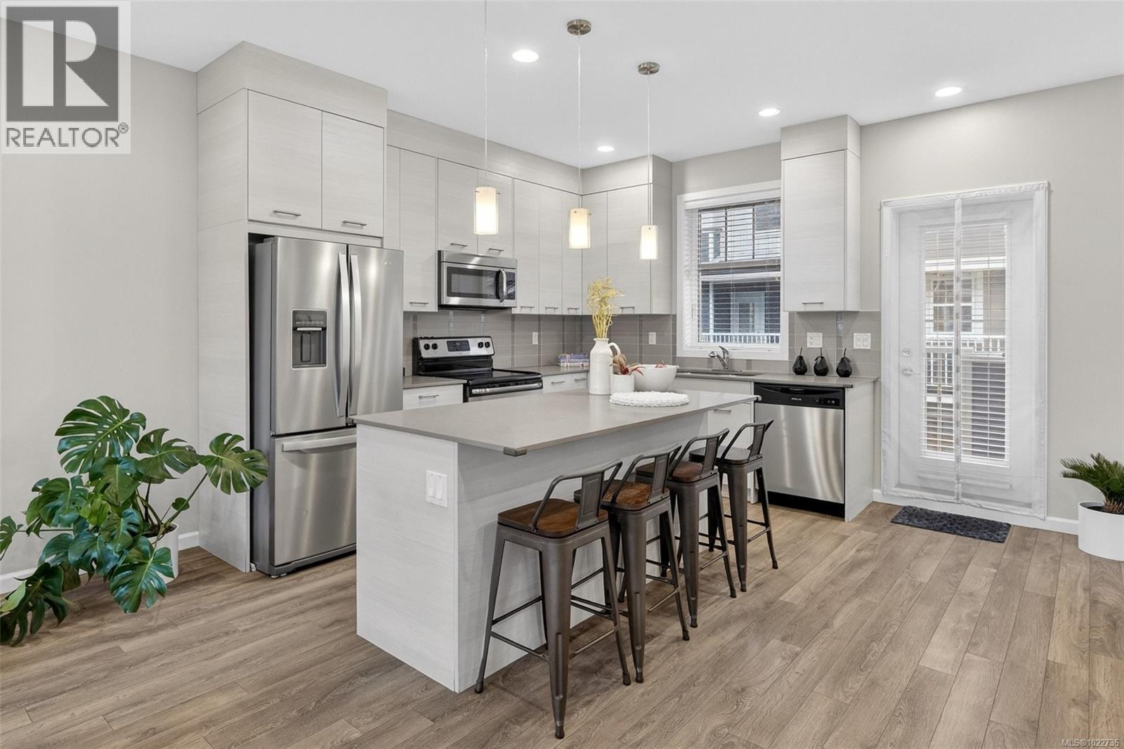 13 3356 Whittier Ave, Saanich