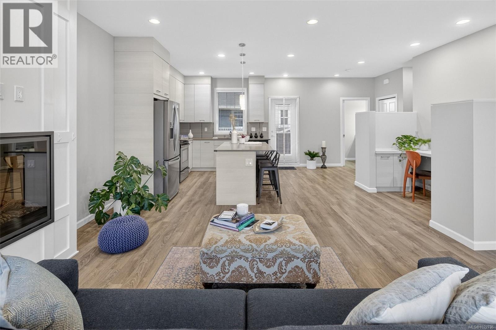 13 3356 Whittier Ave, Saanich