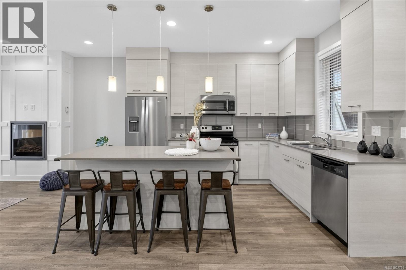 13 3356 Whittier Ave, Saanich