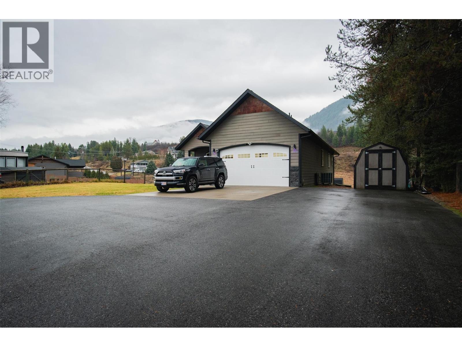 892 Waterloo Road, Castlegar