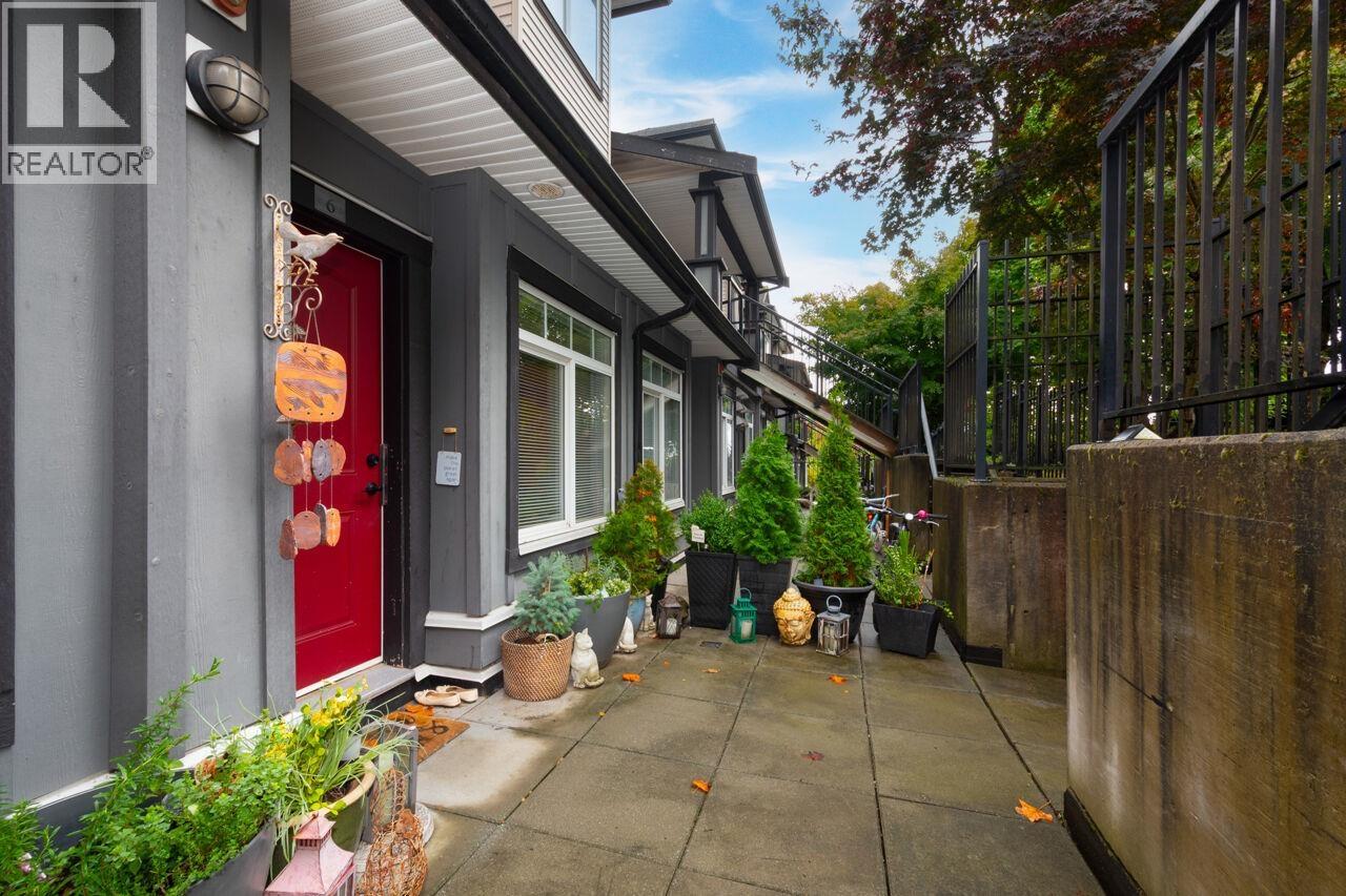 6 7428 E 14TH AVENUE, Burnaby