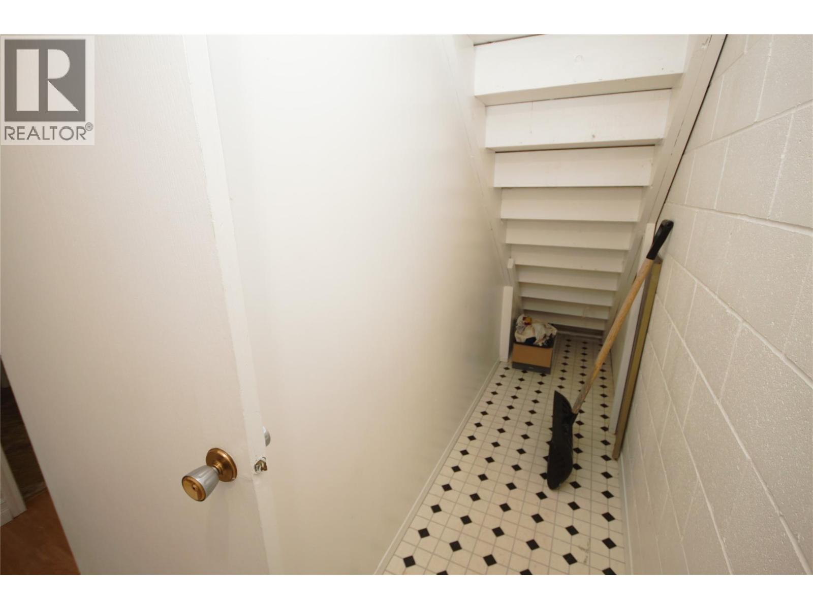 5820 MAIN Street Unit# 8, Oliver