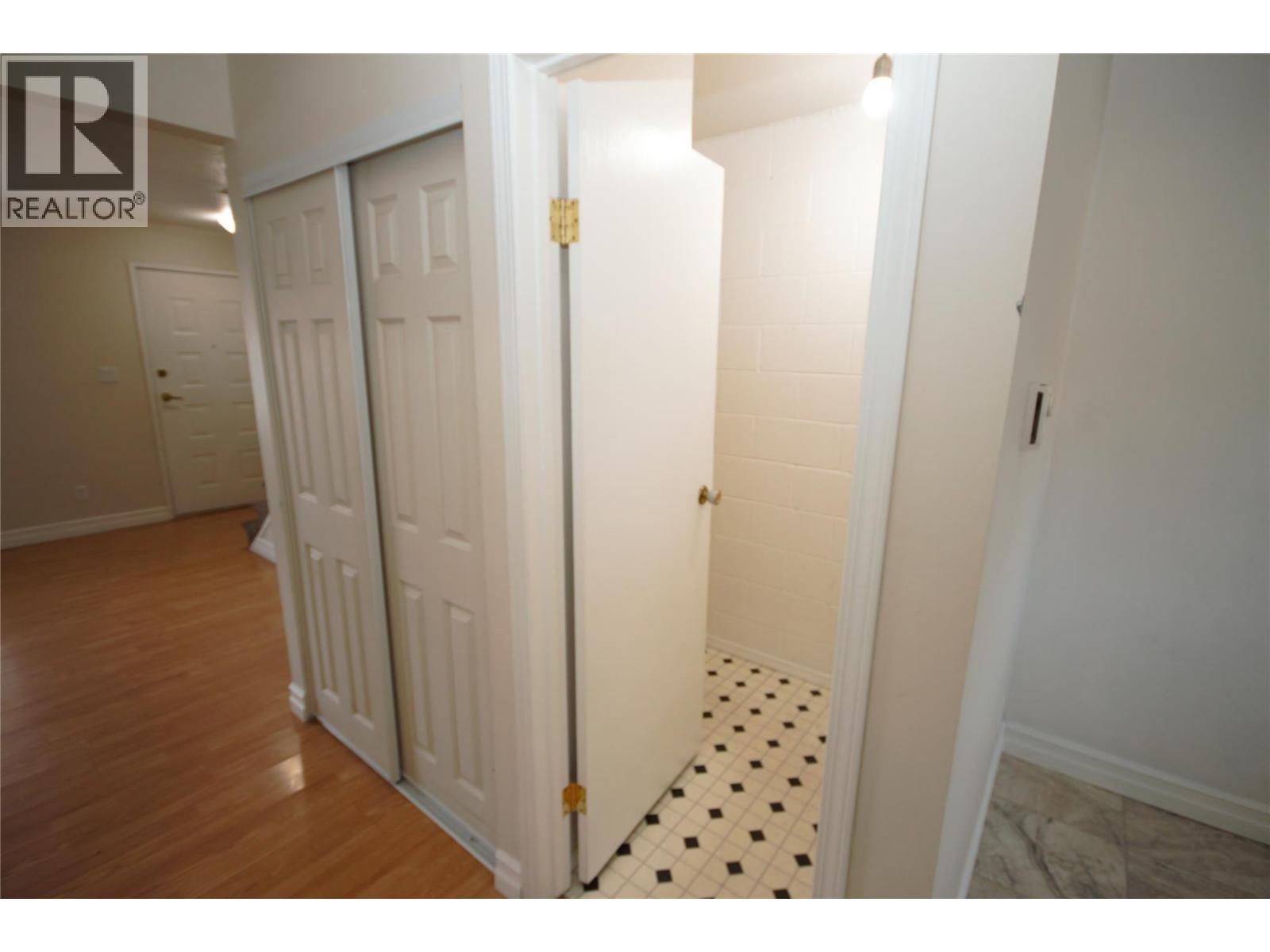 5820 MAIN Street Unit# 8, Oliver