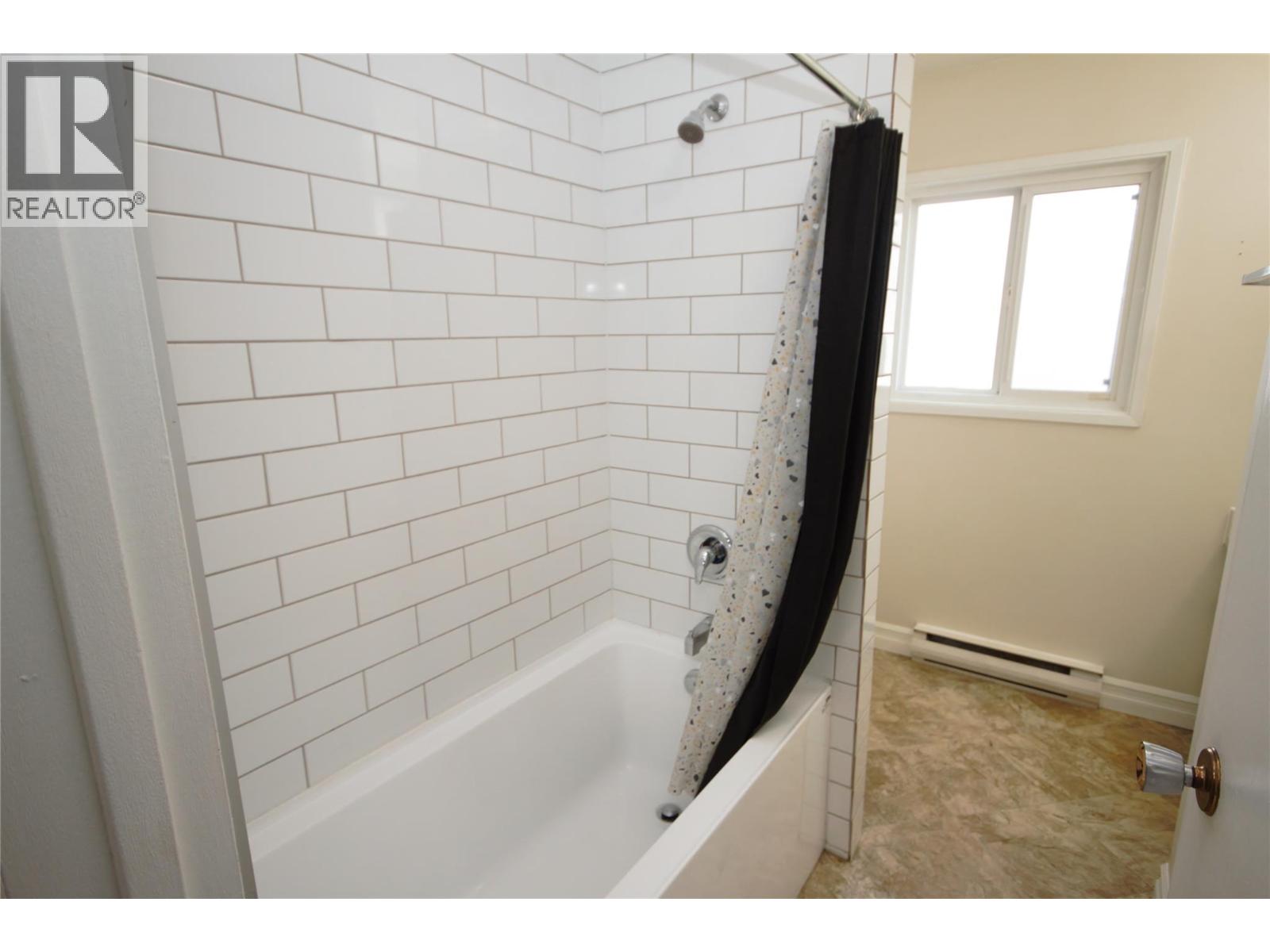 5820 MAIN Street Unit# 8, Oliver