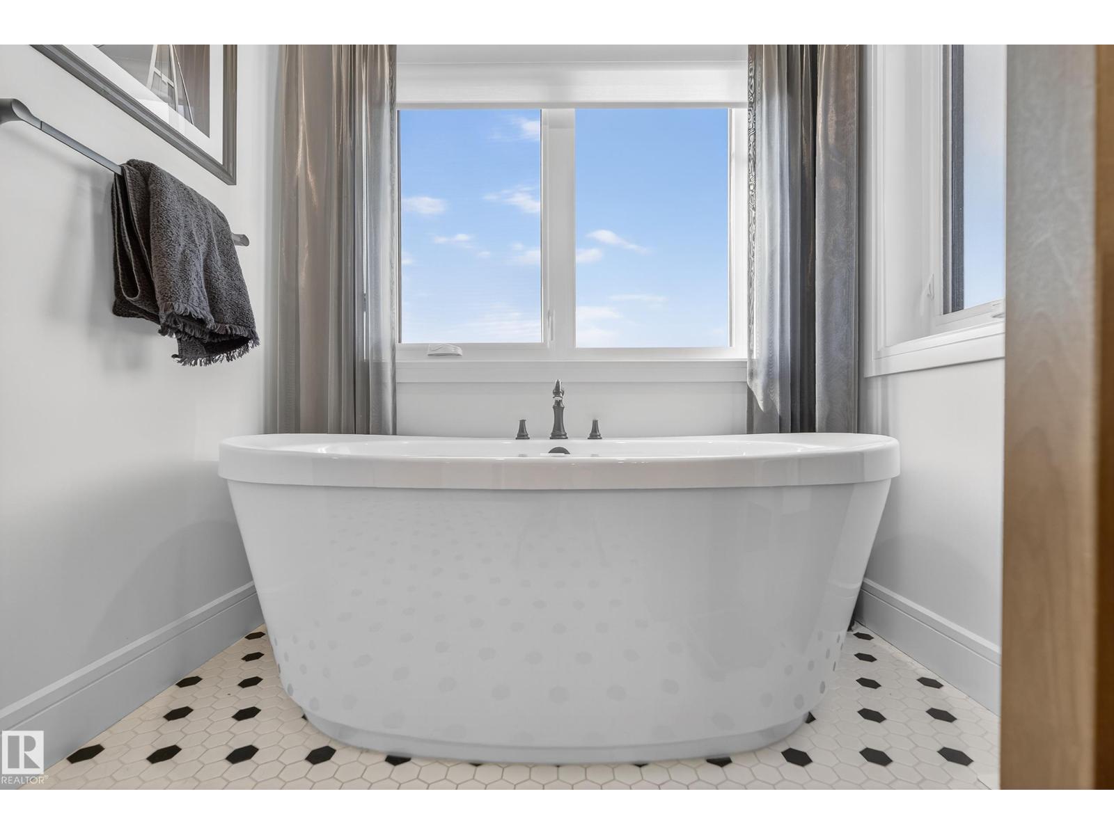 7 JUBILATION DR, St. Albert