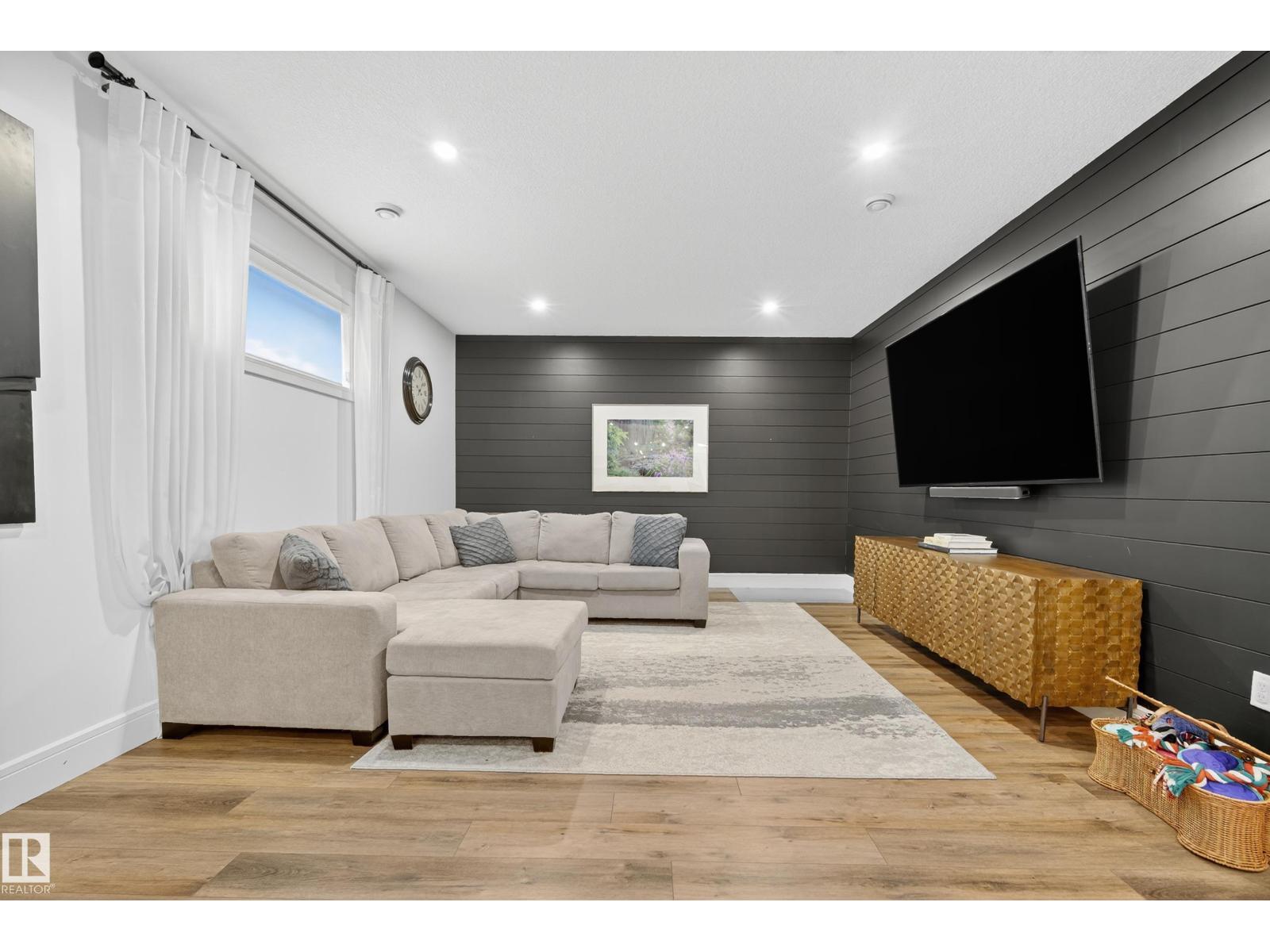 7 JUBILATION DR, St. Albert