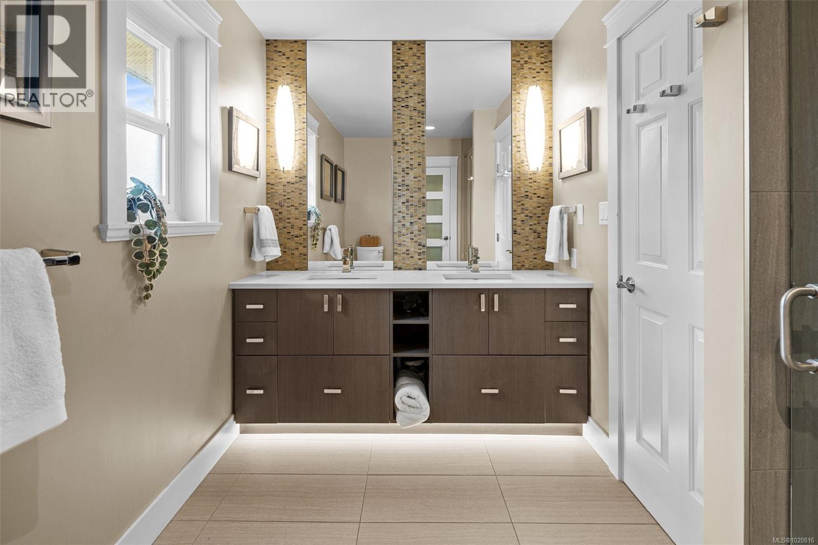 2013 Ferndale Rd, Saanich