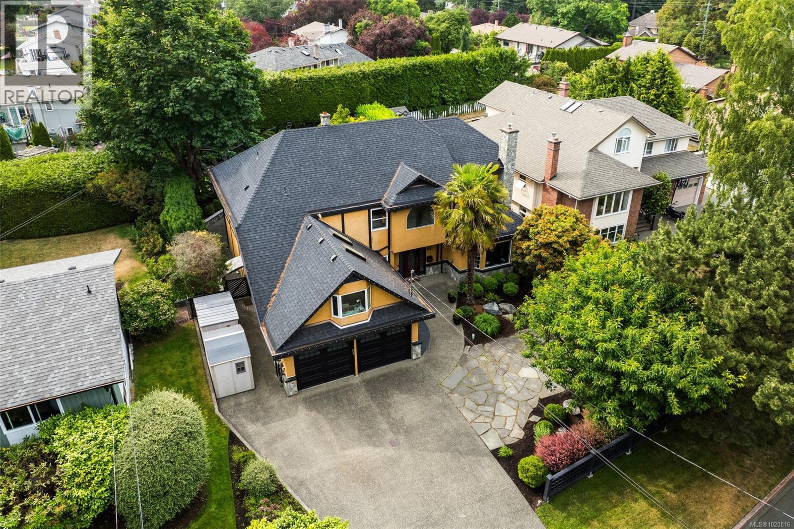 2013 Ferndale Rd, Saanich