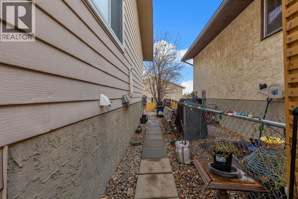 Single Family House Bi-level for Sale in  Bermuda Road NW Beddington Heights Calgary 