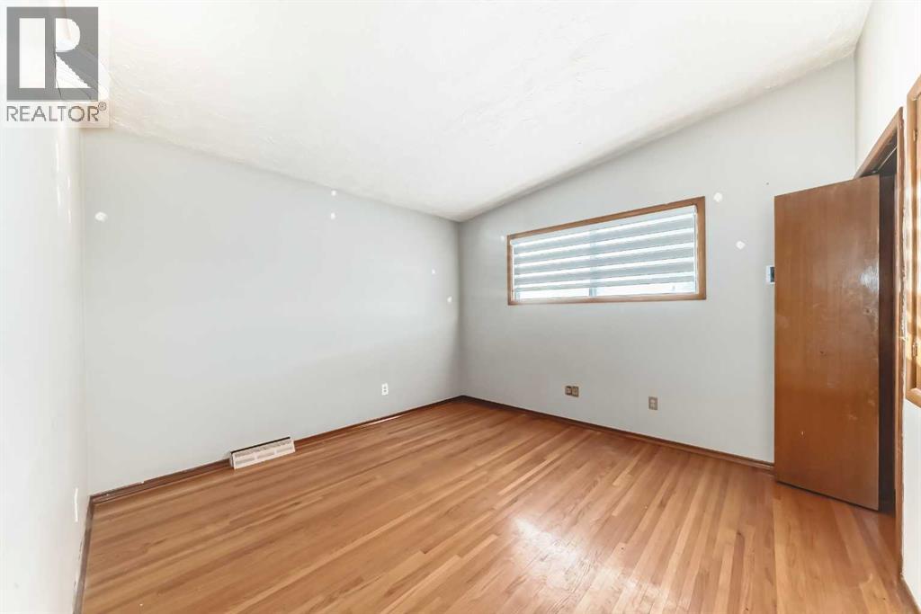 Single Family House Bi-level for Sale in  Millar Road NE Mayland Heights Calgary 