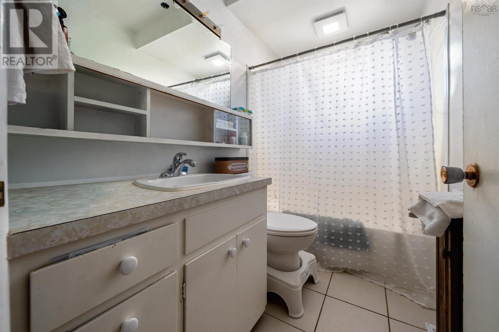 Property 24 of 29 of 46 LOCKHART Avenue