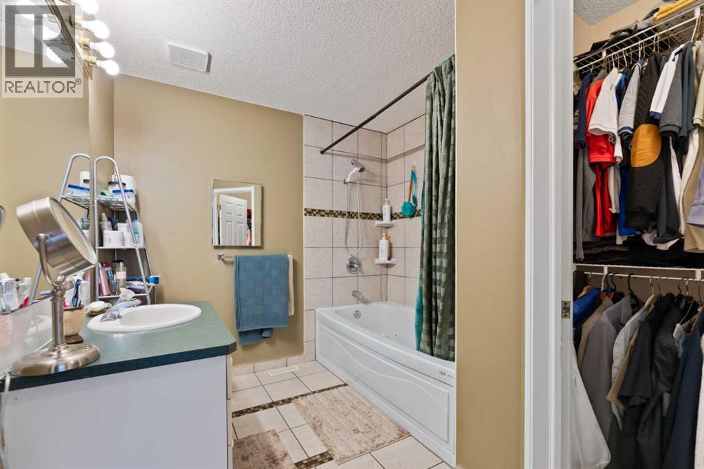 Single Family House for Sale in  Coral Springs Close NE Coral Springs Calgary 