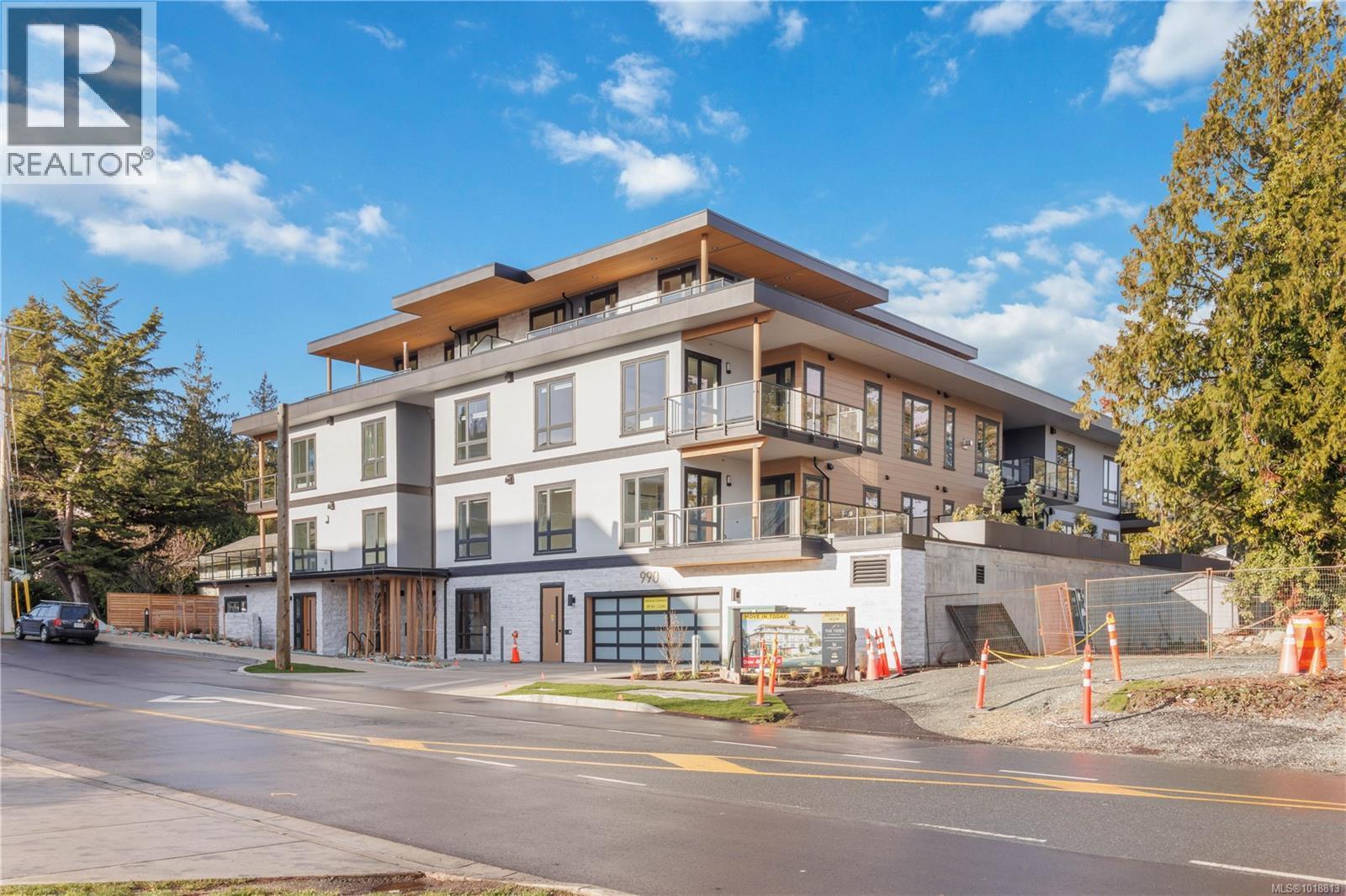 202 986 Doumac Ave, Saanich