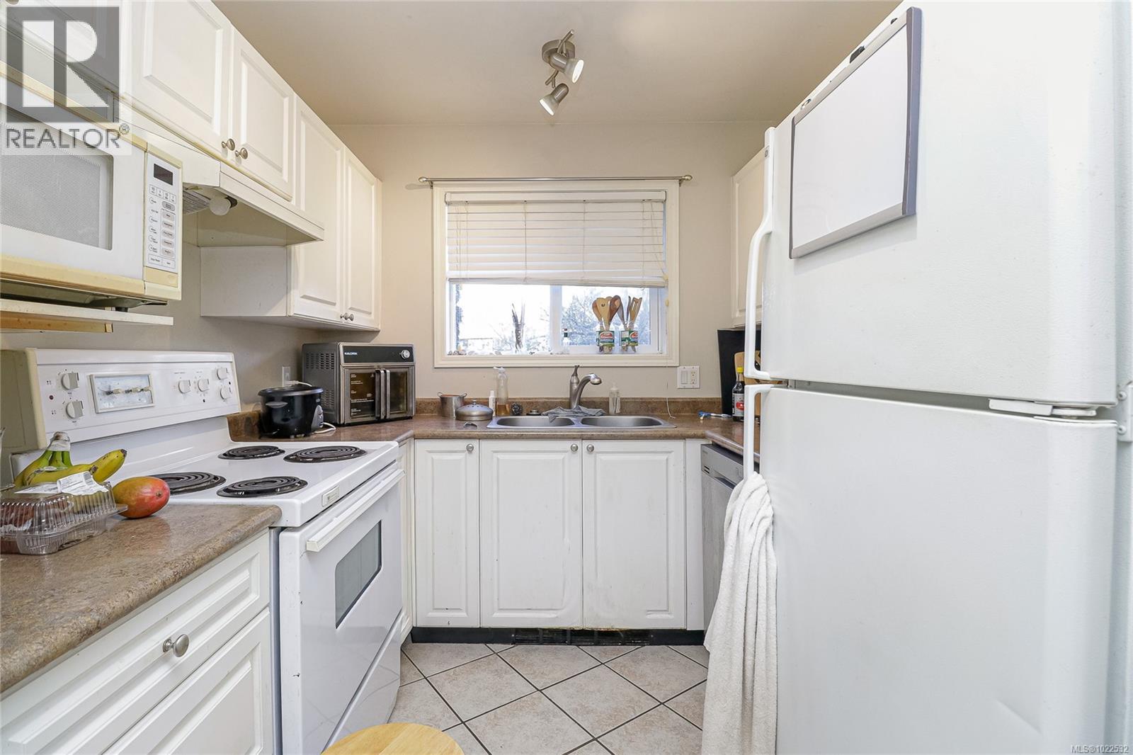 212 894 Vernon Avenue, Saanich