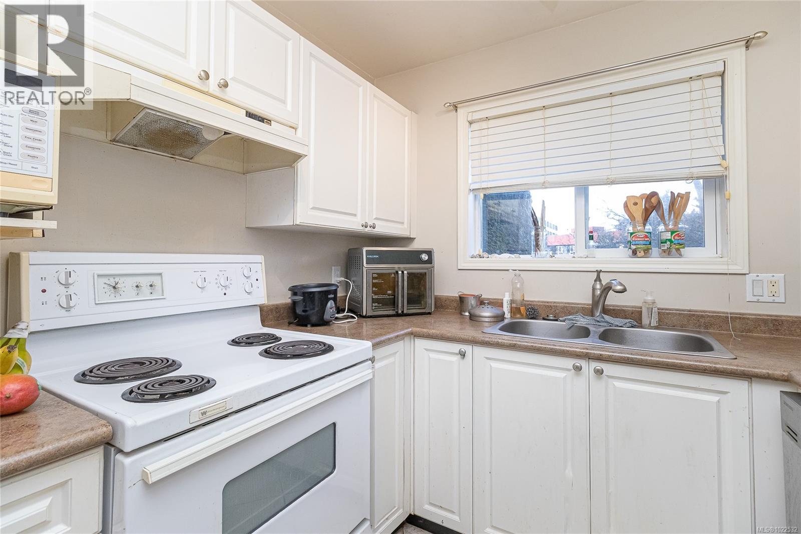 212 894 Vernon Avenue, Saanich