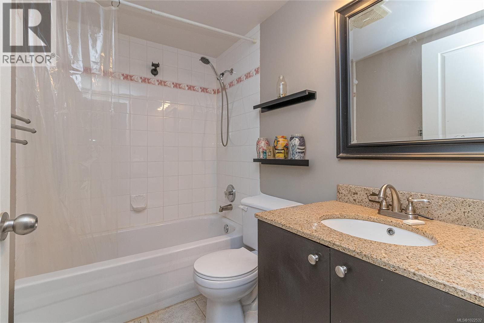 212 894 Vernon Avenue, Saanich