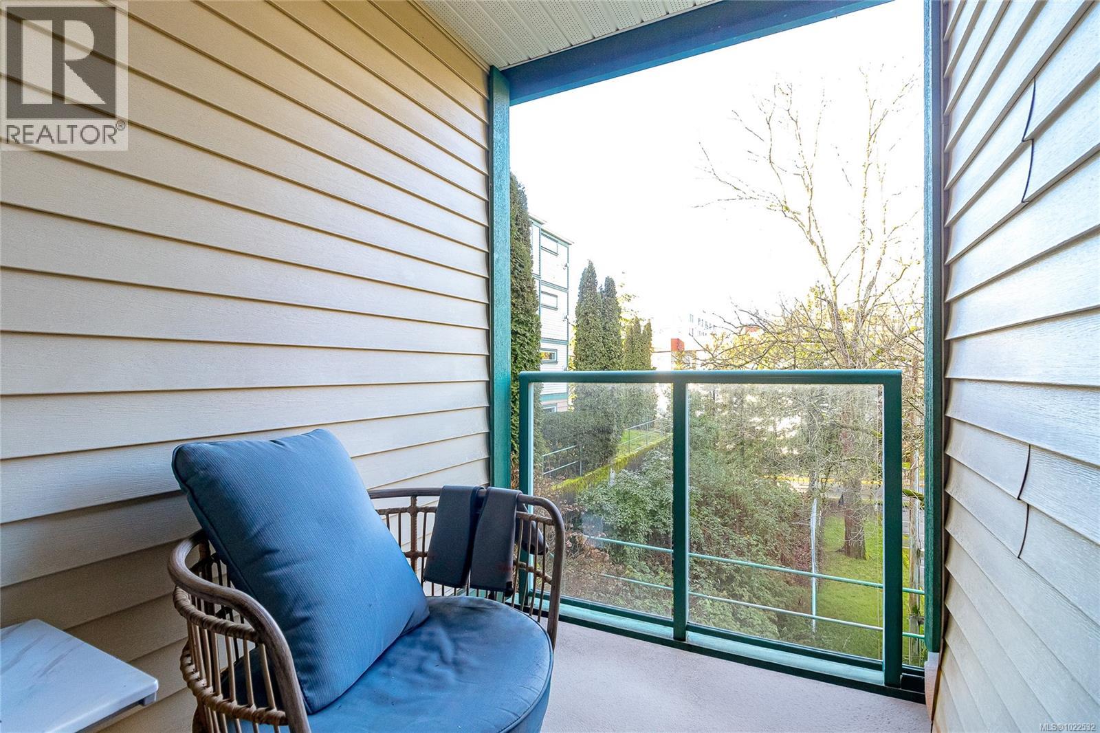 212 894 Vernon Avenue, Saanich