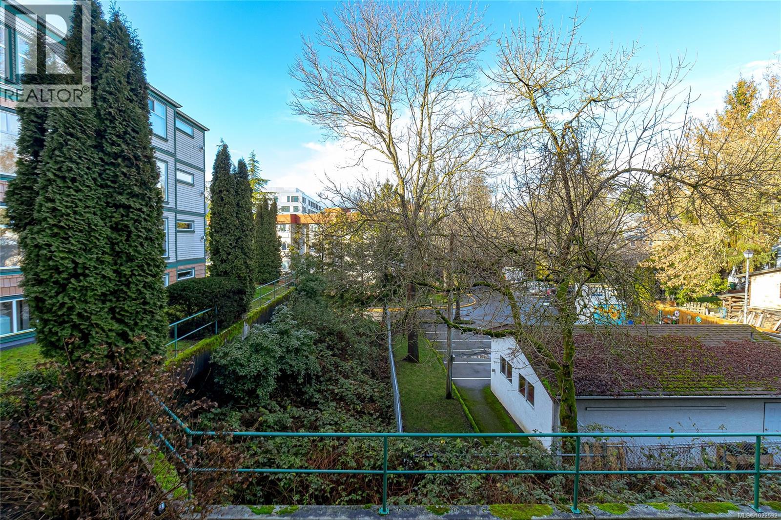 212 894 Vernon Avenue, Saanich