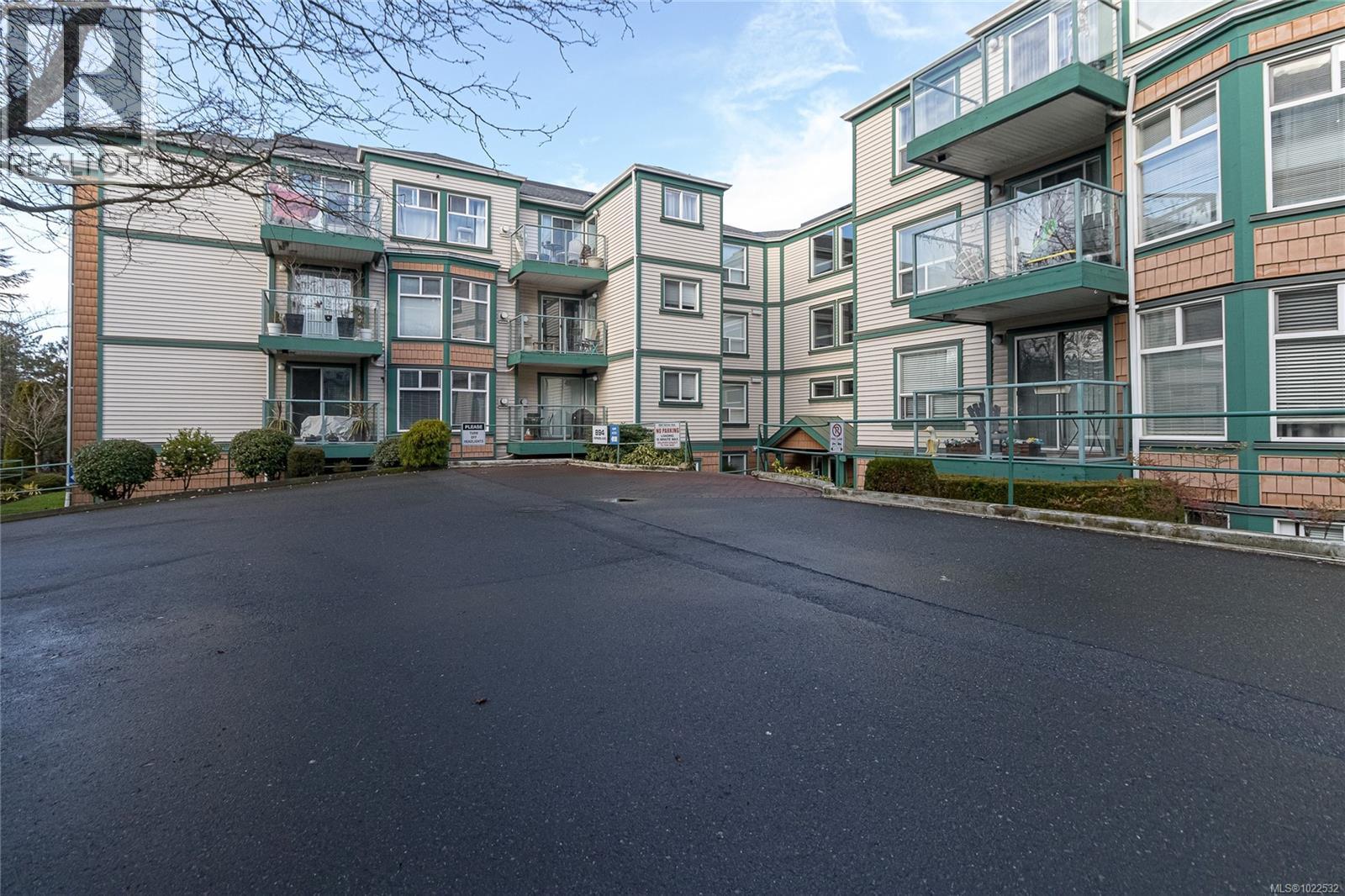 212 894 Vernon Avenue, Saanich