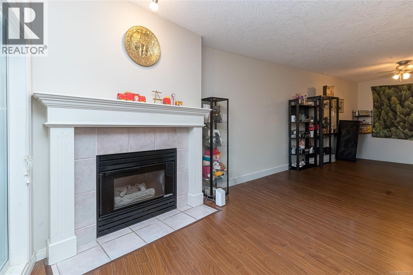 212 894 Vernon Avenue, Saanich