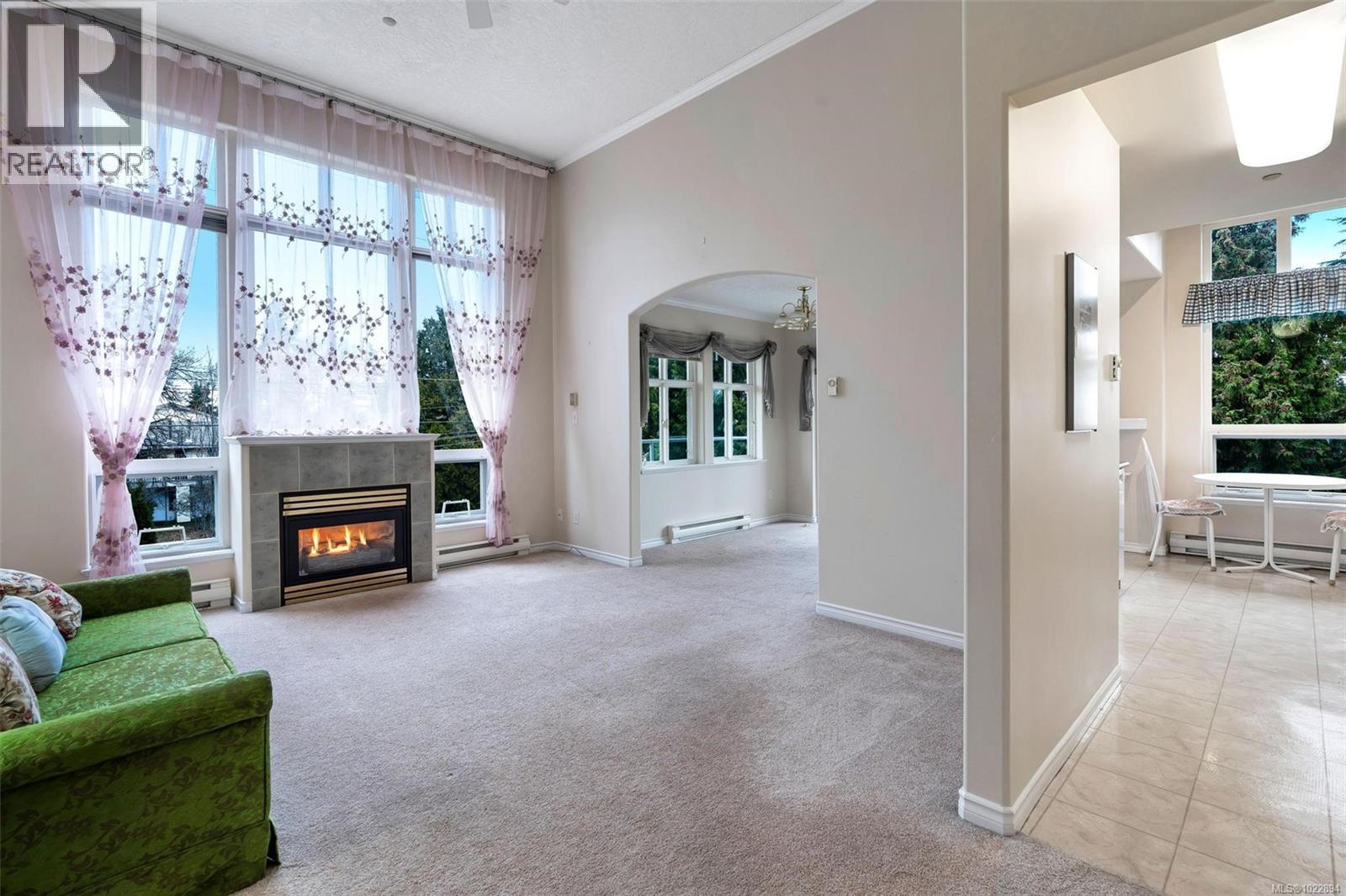 302 1663 McKenzie Ave, Saanich