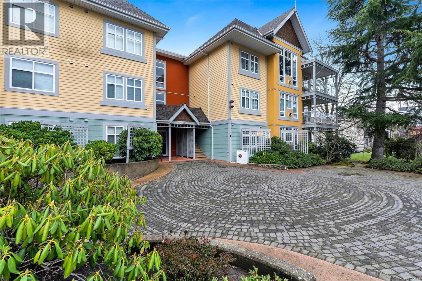 302 1663 McKenzie Ave, Saanich