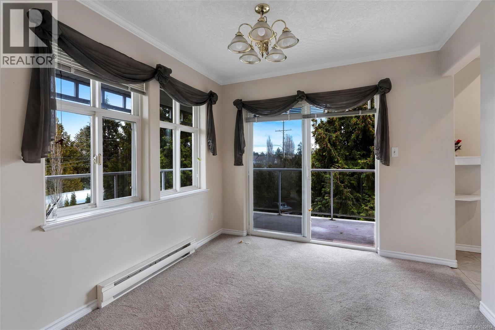 302 1663 McKenzie Ave, Saanich