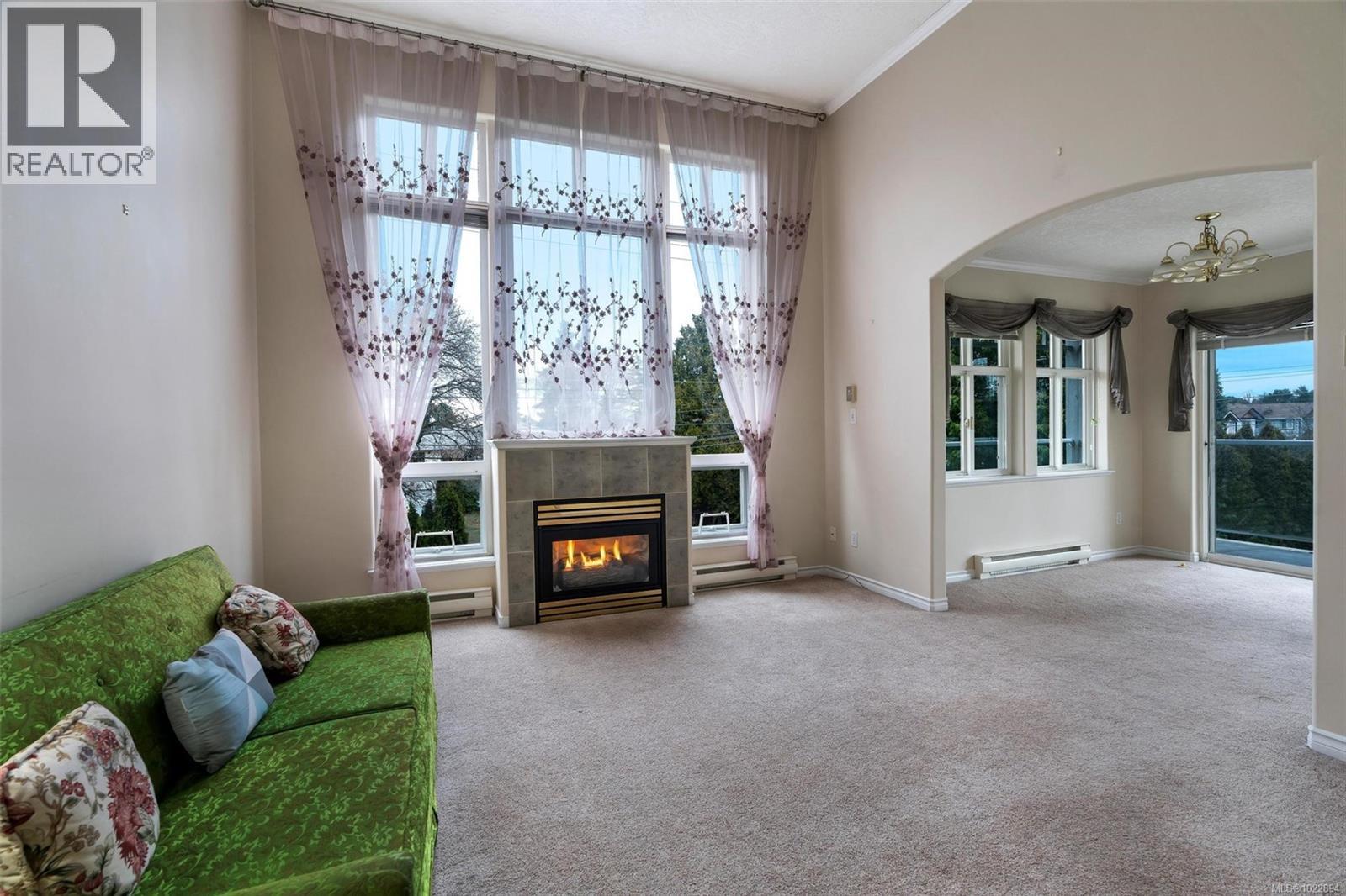 302 1663 McKenzie Ave, Saanich