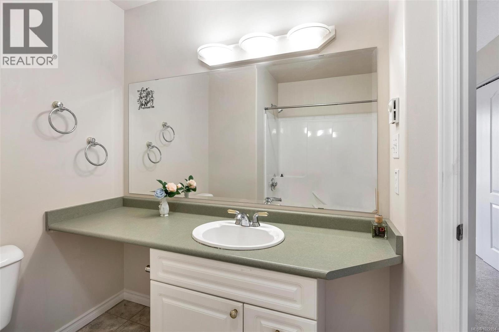 302 1663 McKenzie Ave, Saanich