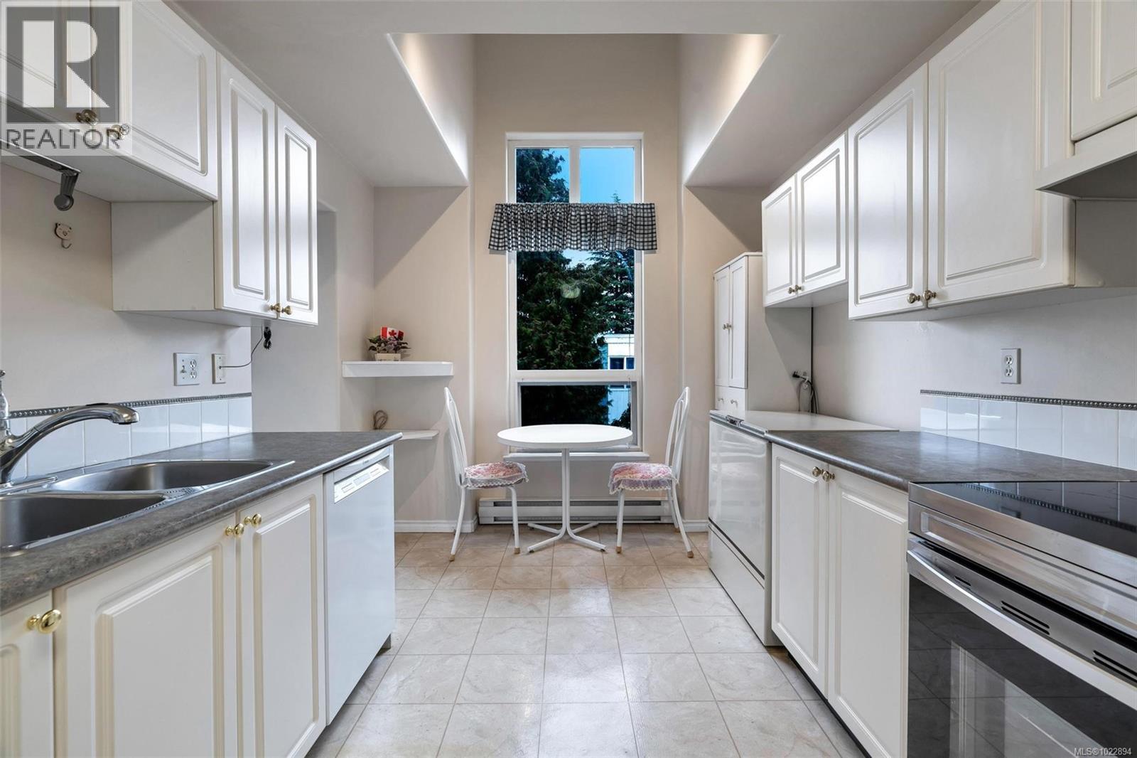 302 1663 McKenzie Ave, Saanich