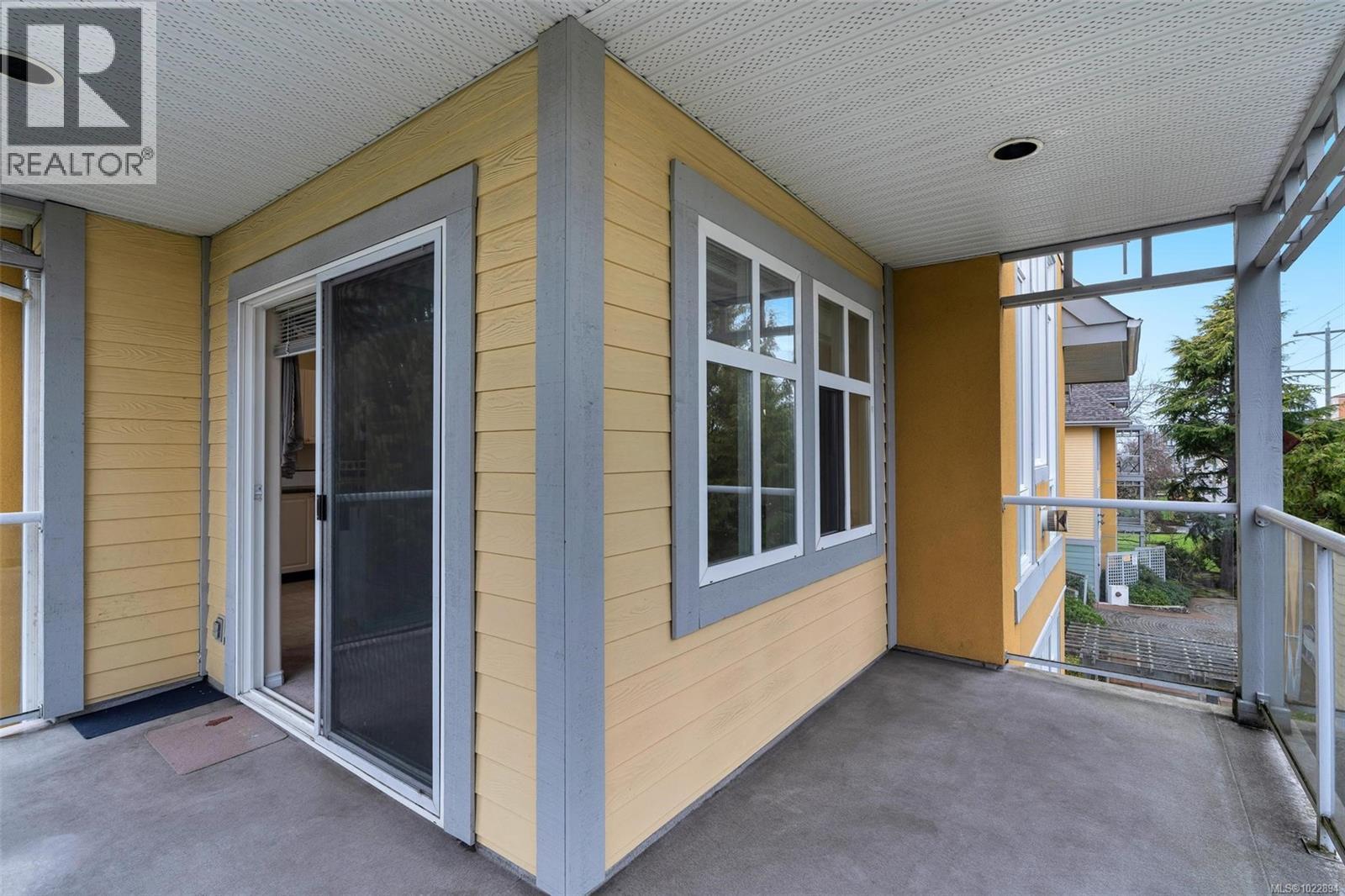 302 1663 McKenzie Ave, Saanich