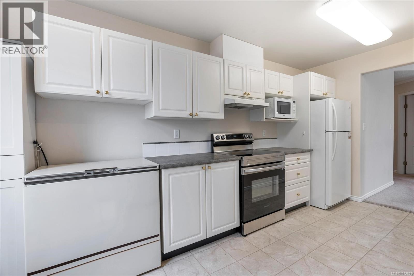 302 1663 McKenzie Ave, Saanich